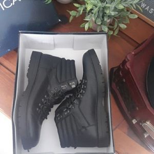 Size 9.5 mens black nautica boots